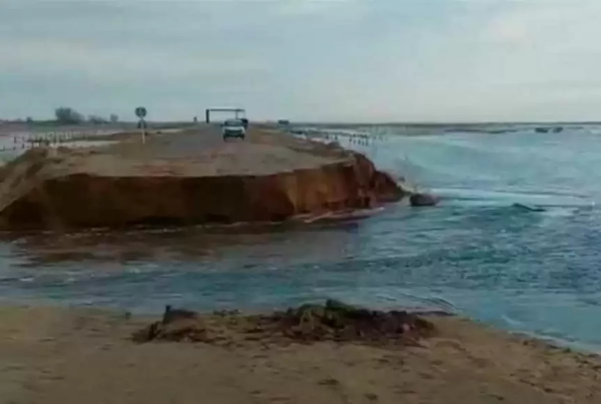 Атырау облысында жол жырылып, көлік қатынасы тоқтады