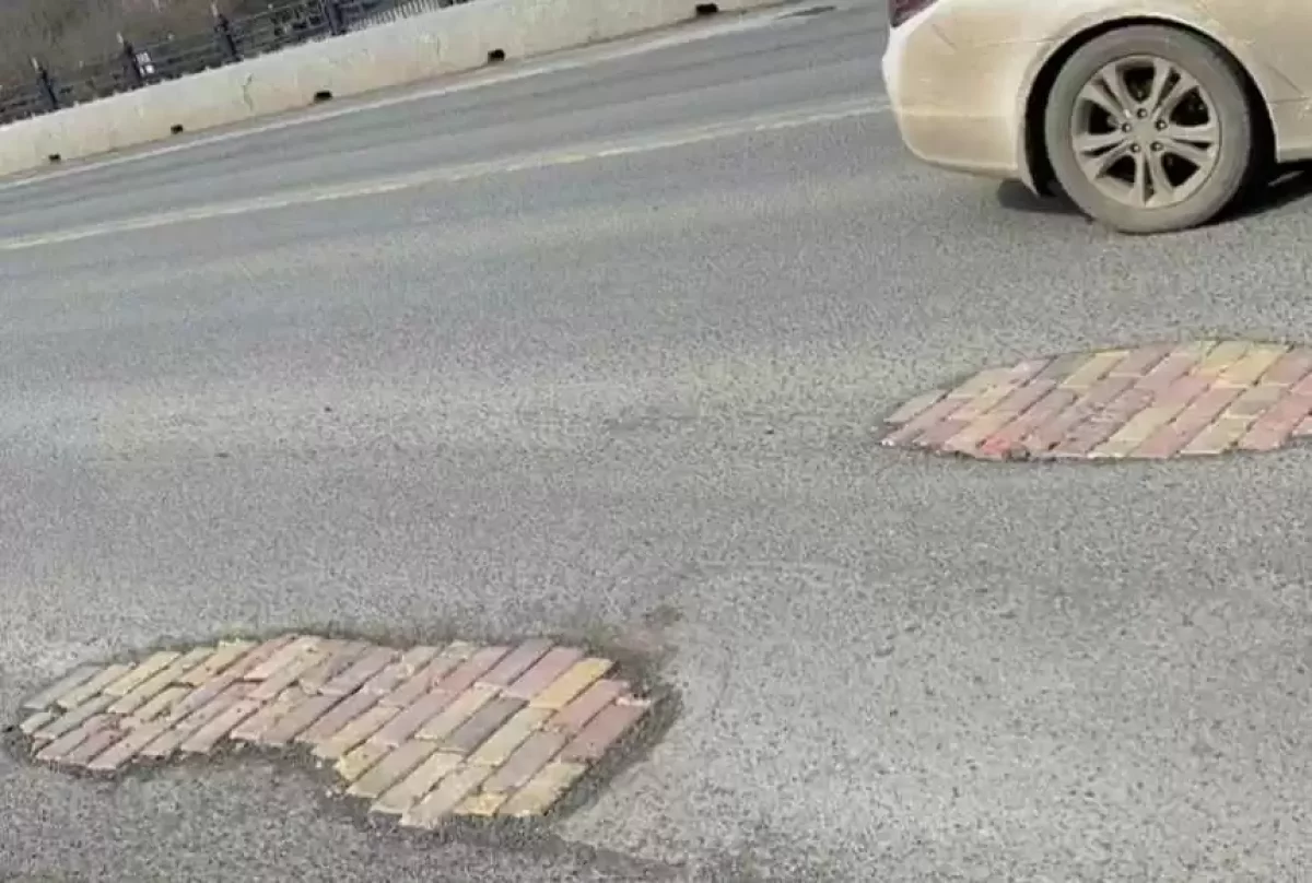 Атырау әкімдігі жолдағы шұңқырларға неліктен кірпіш салынғанын түсіндірді