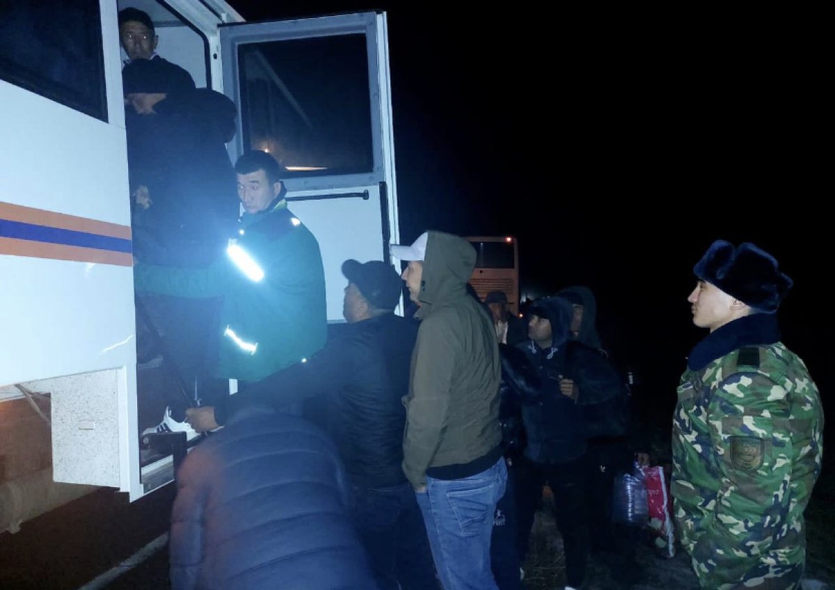 Автобус с узбекистанцами сломался на трассе в Актюбинской области