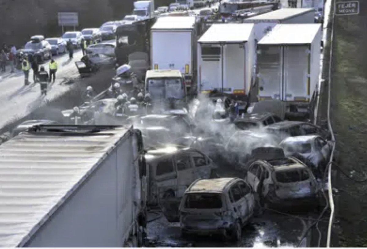 Пыльная буря привела к массовому ДТП в Венгрии