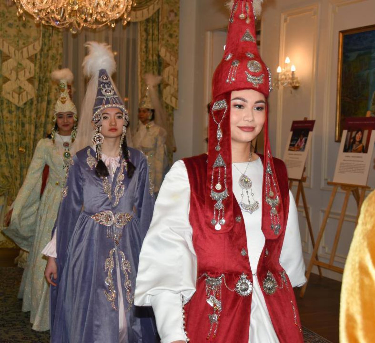 Жителям Парижа показали казахскую культуру