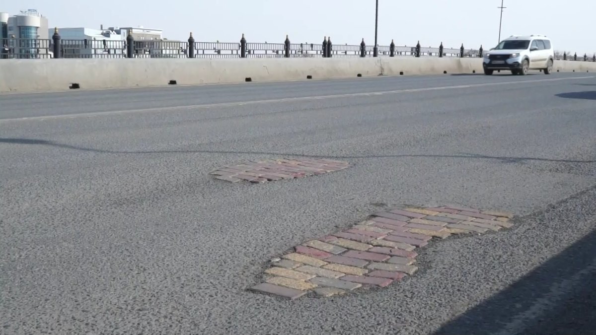 Атырауда шұрық тесік көпірді түрлі-түсті кірпішпен жамап қойған
