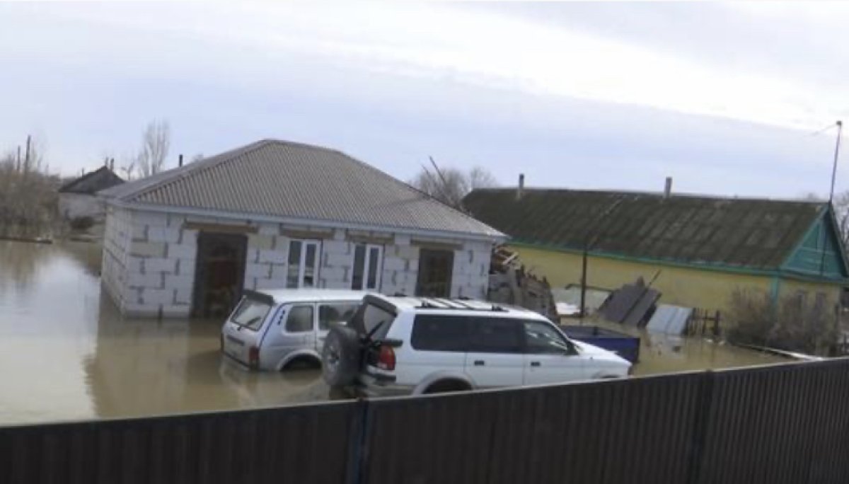 В подтопленном поселке Актюбинской области объявили режим ЧС