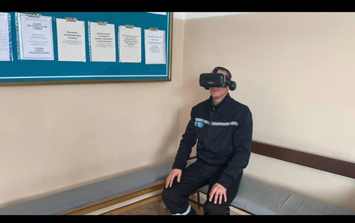 Виртуалды көзілдірік арқылы әлеммен танысады