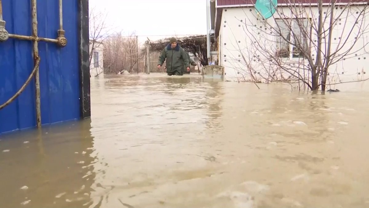 Волонтёры собирают гуманитарную помощь для пострадавших от паводка актюбинцев