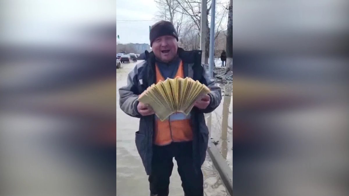 Актюбинский коммунальщик развеселил казахстанцев песней о паводке