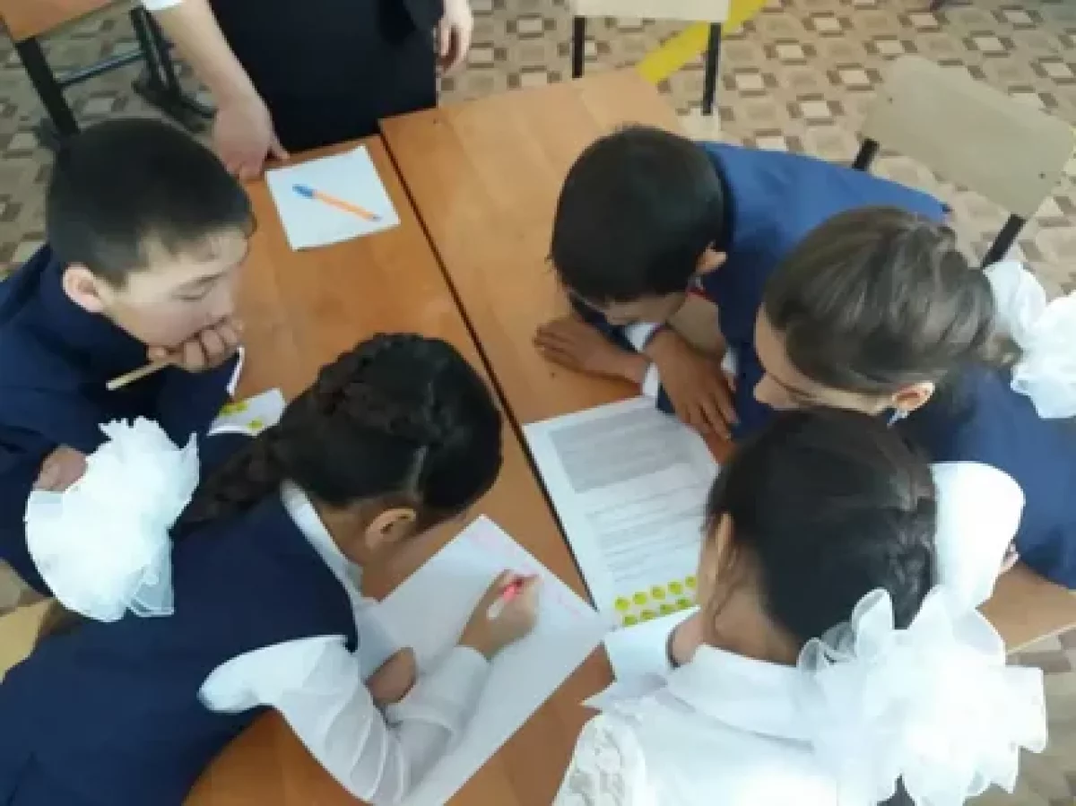 Ауыл оқушылары сыныптасының жағдайын ойлап, көз протезін жасап шықты