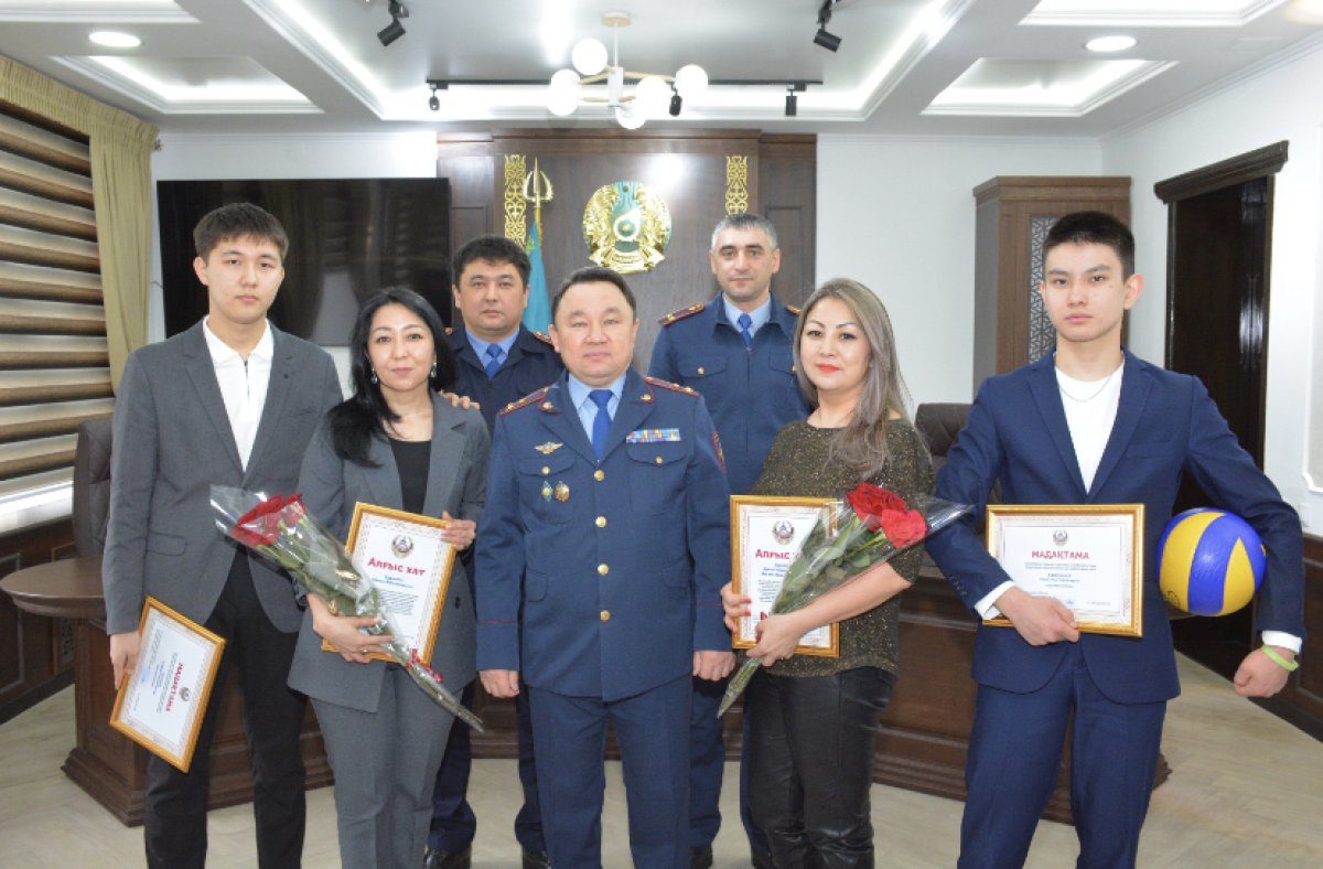 Обезвредивших подростка с топором школьника наградили в СКО