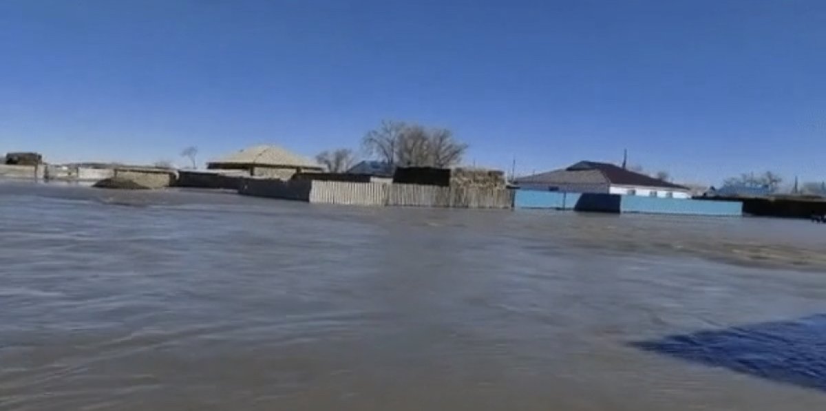 Жителей эвакуируют в Актюбинской области