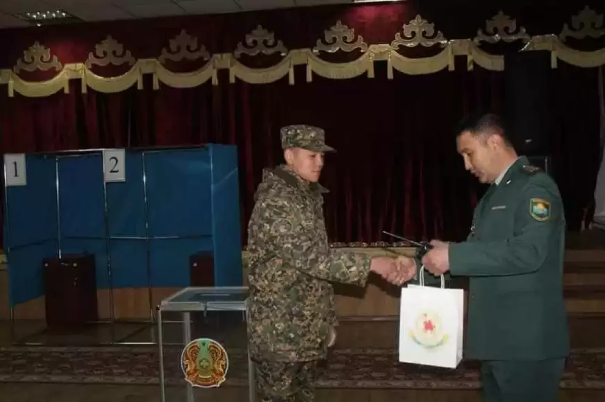 Шымкентте бір сағат ішінде 100-ден аса сарбаз дауыс беріп үлгерді