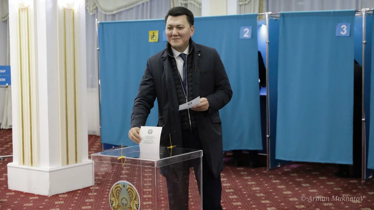 Ерлан Қарин Мәжіліс және мәслихаттар депутаттары сайлауында дауыс берді