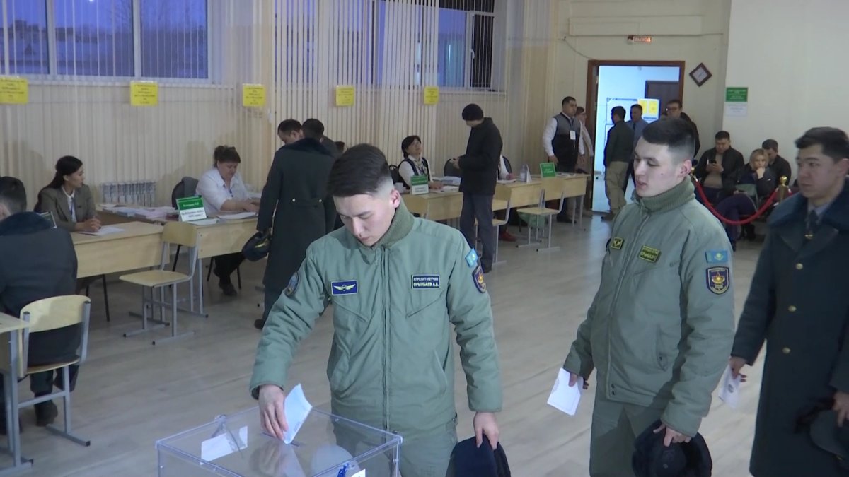 В Актобе одними из первых проголосовали курсанты военного института сил воздушной обороны