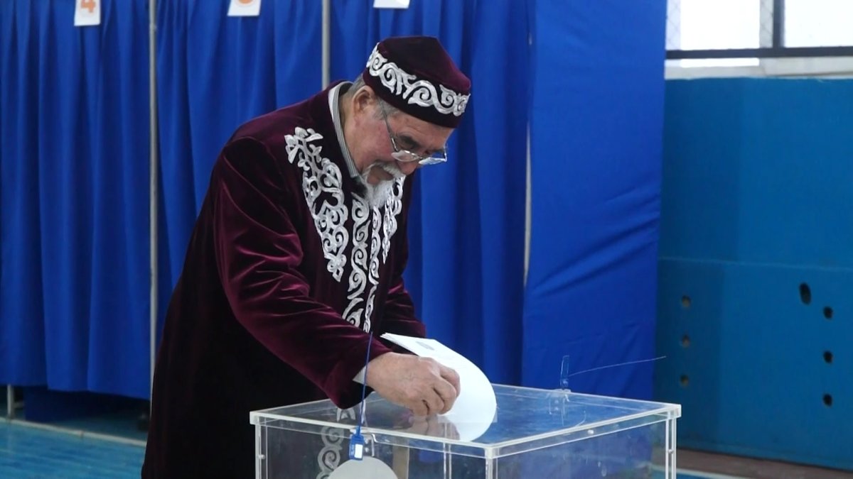 Атырауда 75-тегі ақсақал отбасымен дауыс берді