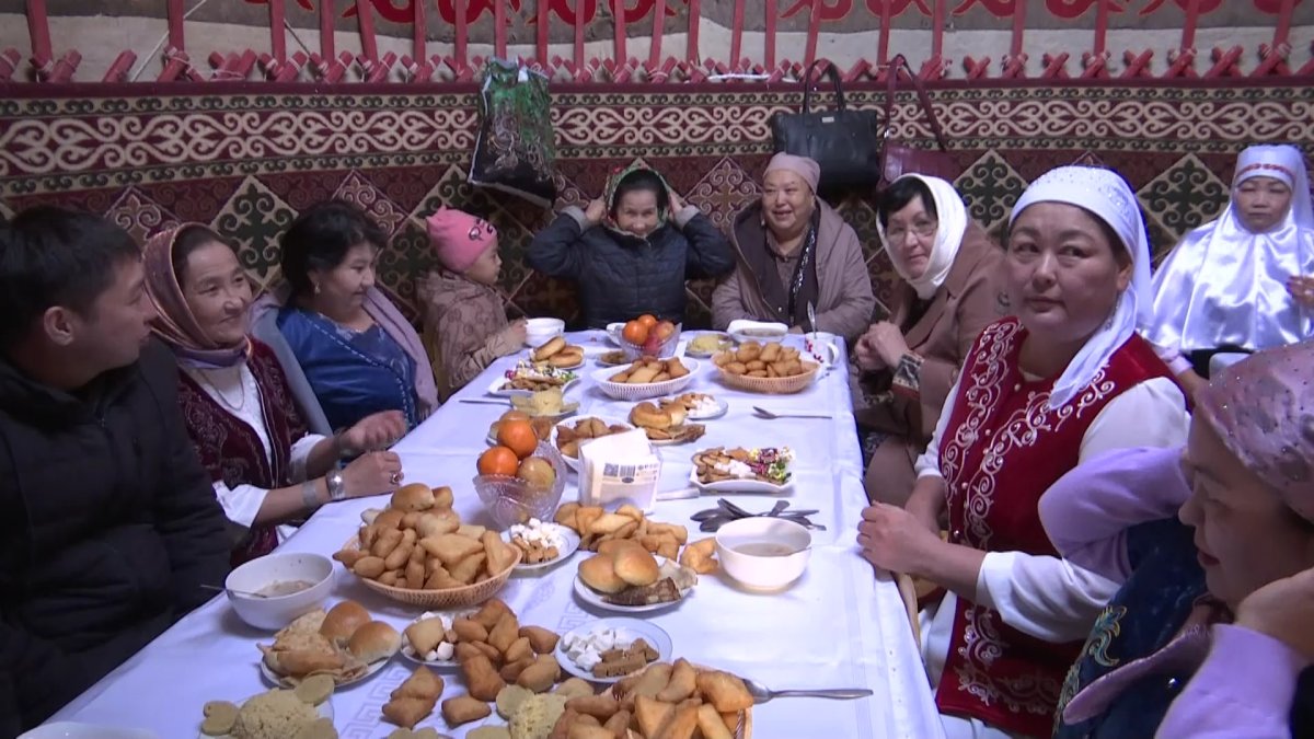 Қызылордада дауыс беруге келгендерге бауырсақ ұсынылып, ұлттық ойындар ұйымдастырылды