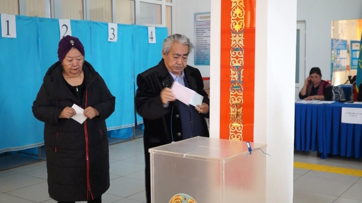 Атырауда Қазақстанның Еңбек Ері Ілия Жақанов дауыс берді