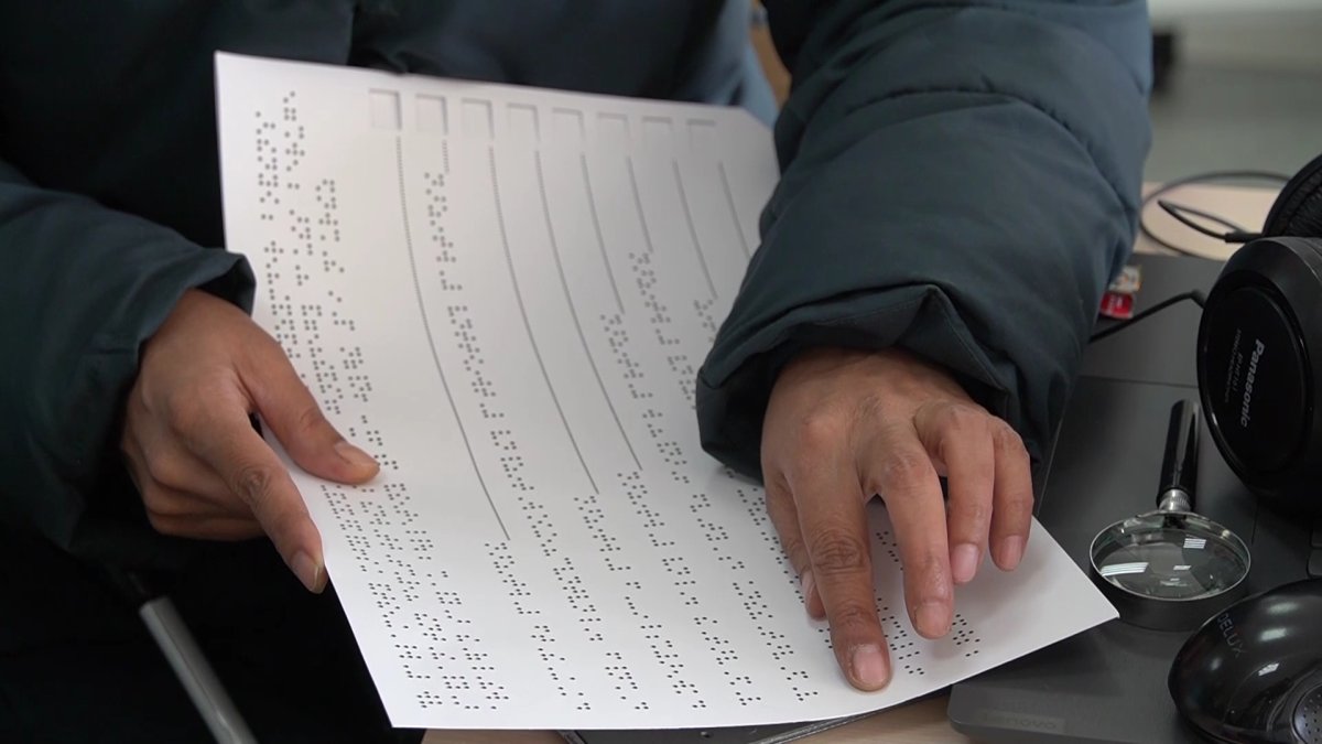 Трафареты, пандусы и шрифты Брайля: какие условия созданы на избирательных участках для инвалидов