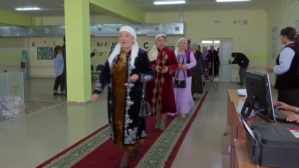 Жительницы "трезвого" посёлка в Мангистауской области проголосовали в национальной одежде