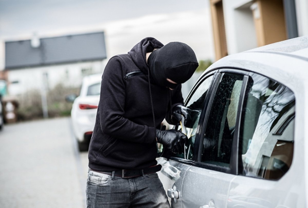 В Атырау несовершеннолетние снимали аккумуляторы с авто