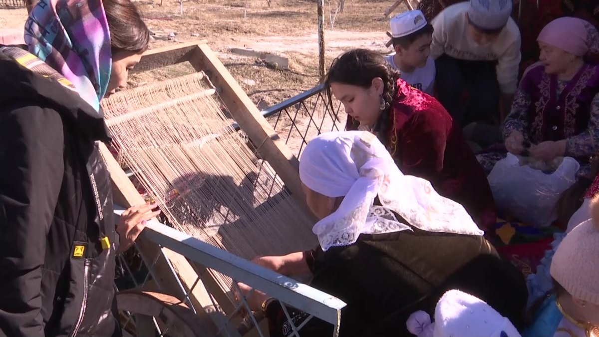 Қызылордада текемет басып, кілем тоқитын, диірмен тартып, ат-әбзел әзірлейтін отбасы тұрады