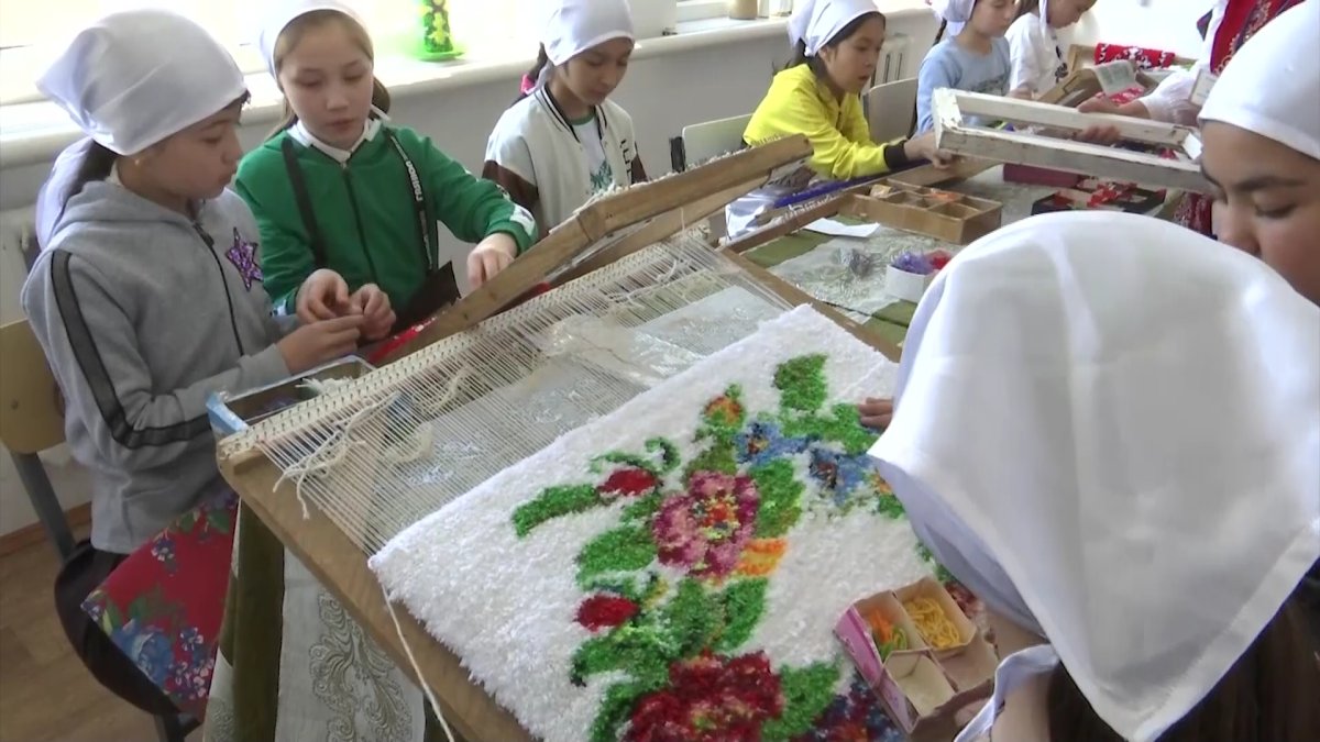 Туркестанские школьники возрождают забытые национальные ремесла