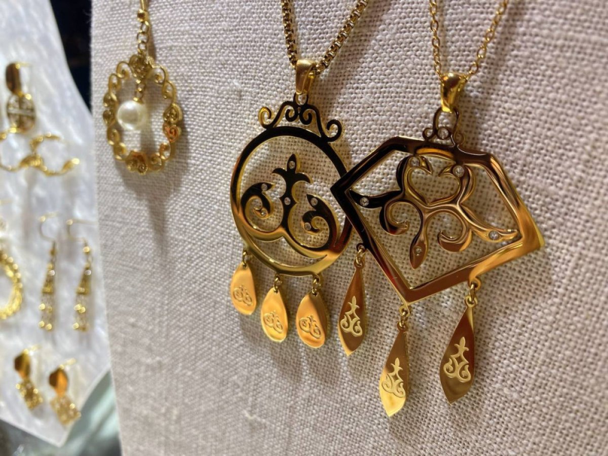 Қытайдағы қазақ қызы ерекше әшекей бұйымдар жасайды