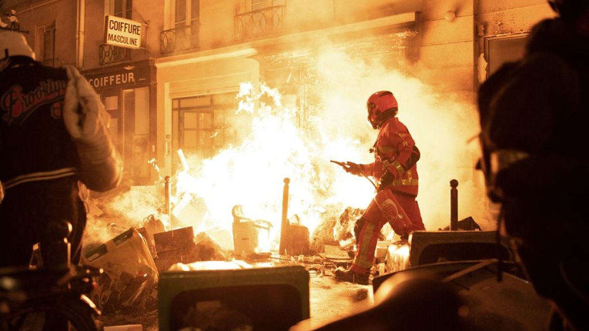 150 полицейских и жандармов ранены во время беспорядков во Франции