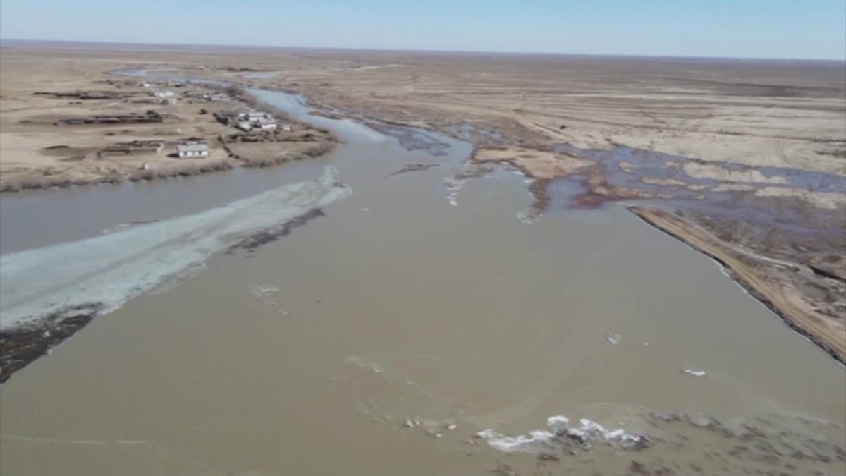 Қостанай облысы Ахмет ауылының тұрғындары үйлеріне қайықпен қатынап жүр