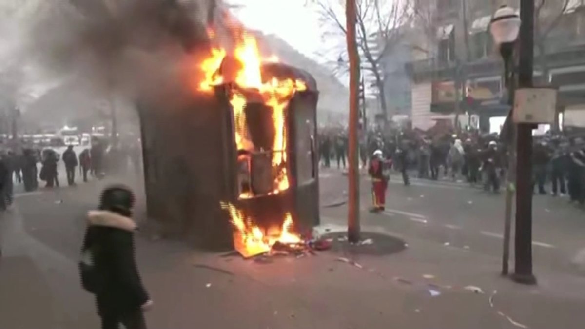 На улицы Франции вышли 3,5 миллиона человек