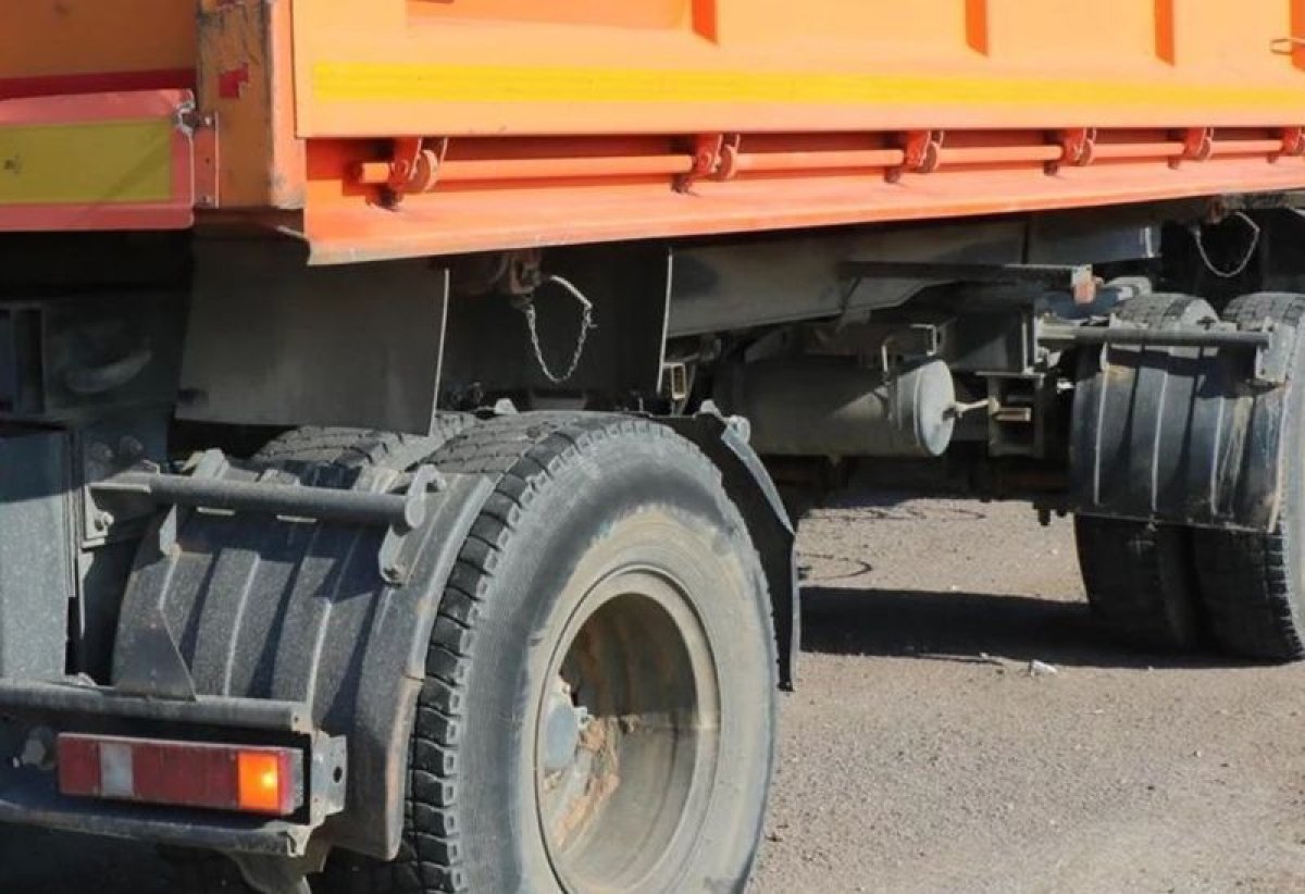 Өскеменде КамАЗ-дың тіркемесі көшеде кетіп бара жатқан тұрғынды қағып өлтірді