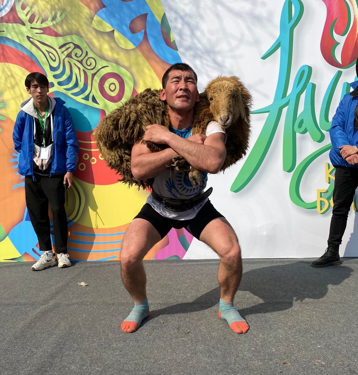 Казахстанец установил новый рекорд по приседанию с барашком