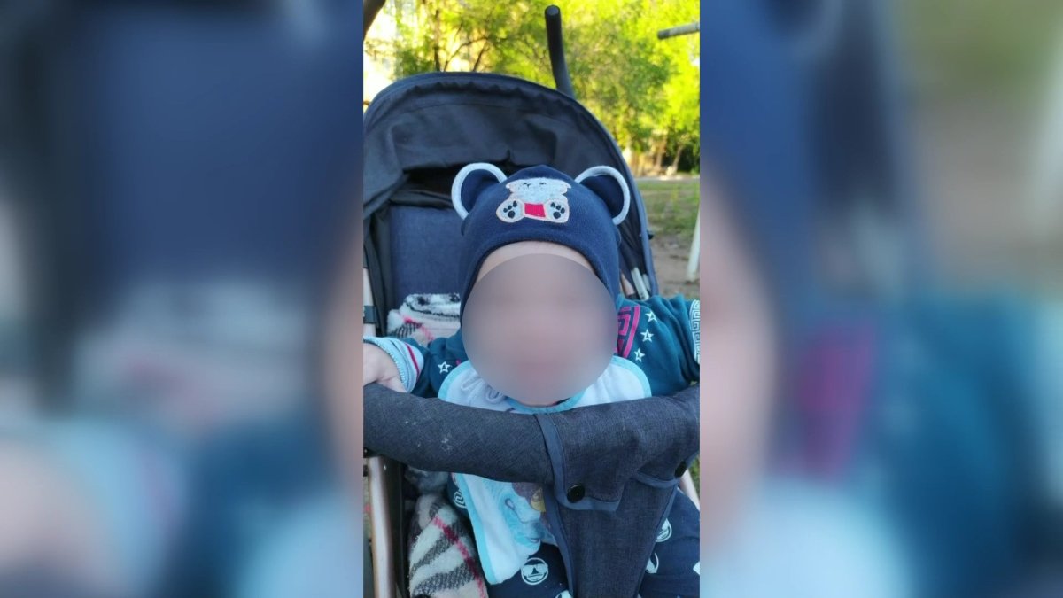 «Баламды өлтіріп тастап, менімен телефонмен түк болмағандай сөйлескен»: Теміртауда өгей әкесі 18 рет пышақтаған 2 жасар бүлдіршіннің анасы мәлімдеме жасады