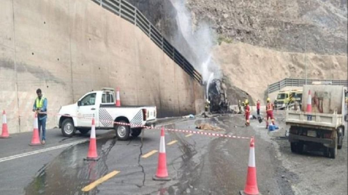 Меккеге бара жатқан автобус жол апатына ұшырап, 20 адам қаза тапты