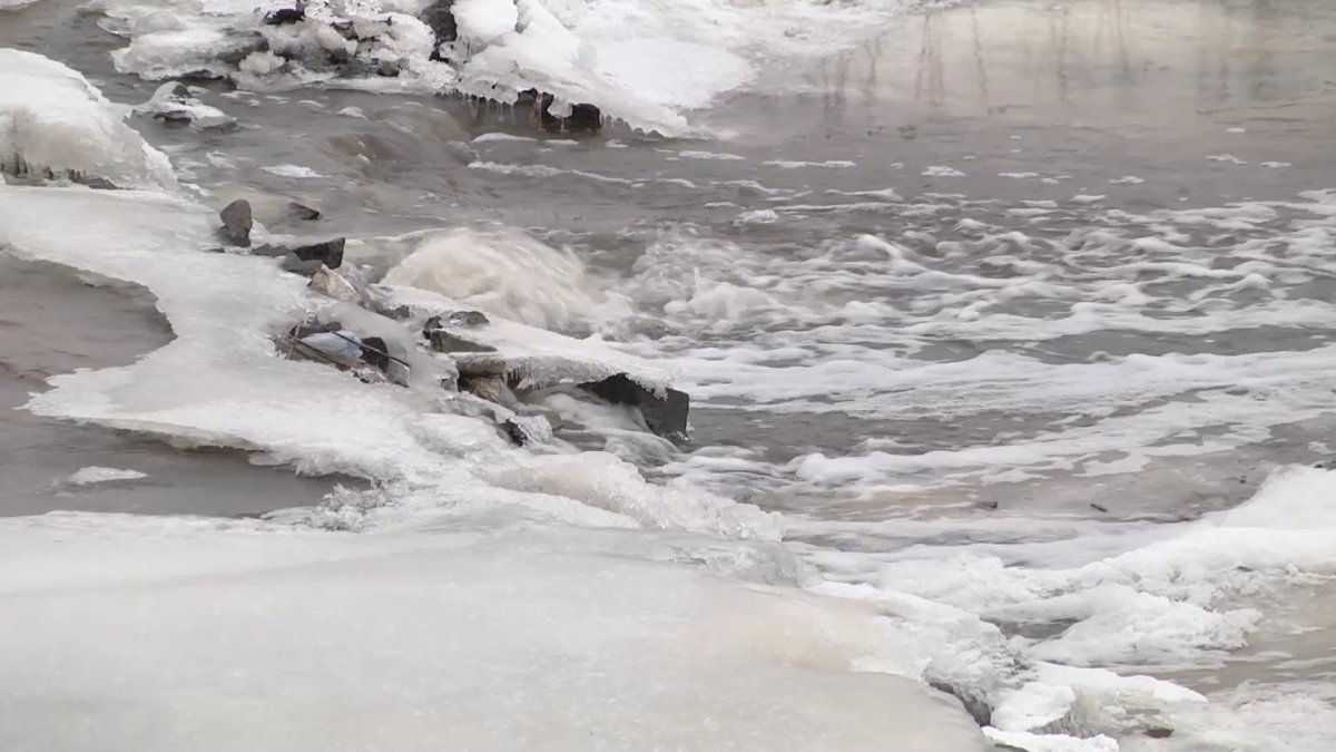Ақмола облысында ауыл әкімі су бөгетін сатып, өзенді жауып тастады