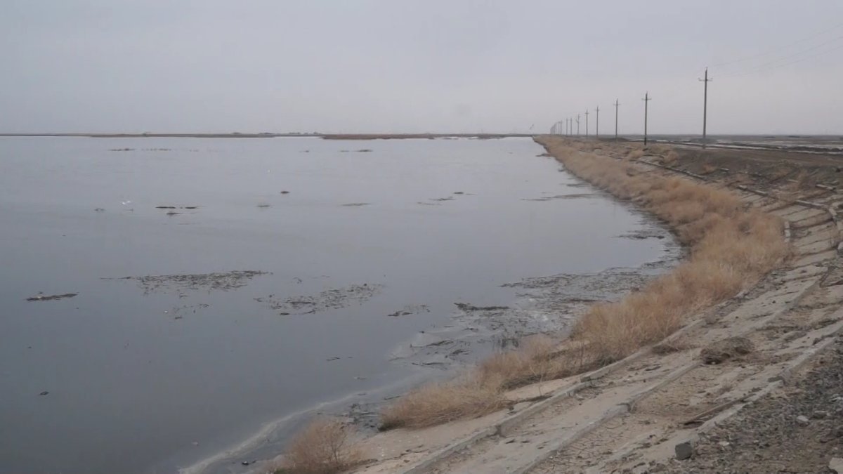 Атыраулықтар жағымсыз иіске тұншығып жатыр