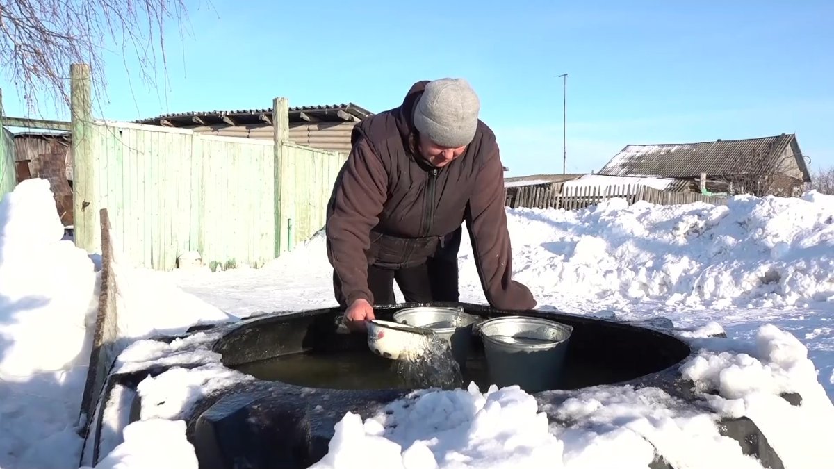Сотни жителей села близ Петропавловска топят снег и пьют воду из озера