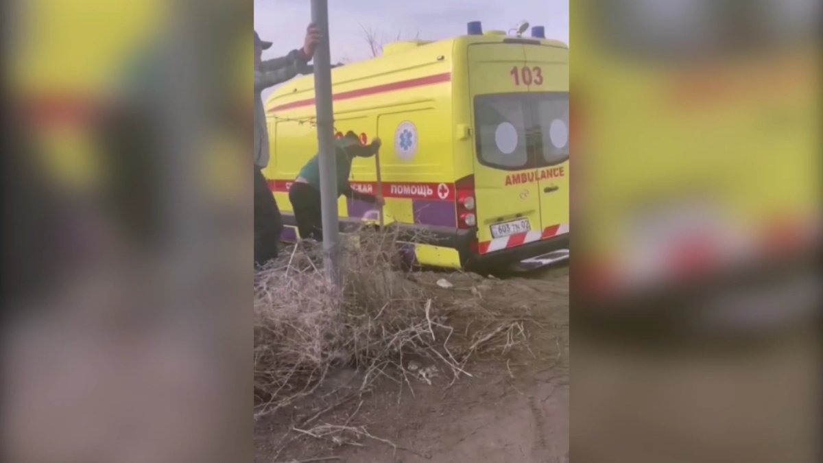 В непроходимой грязи завязли две кареты скорой помощи: маленький алматинец пристыдил чиновников