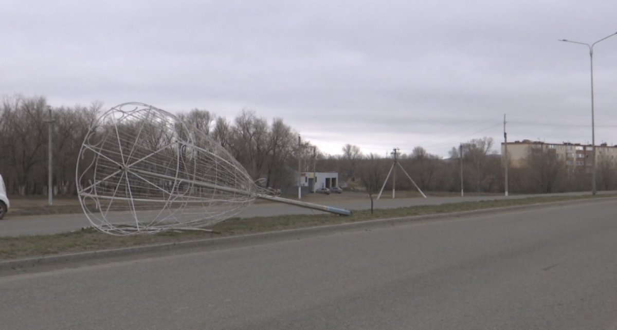 В Актобе сдуло фонарные столбы