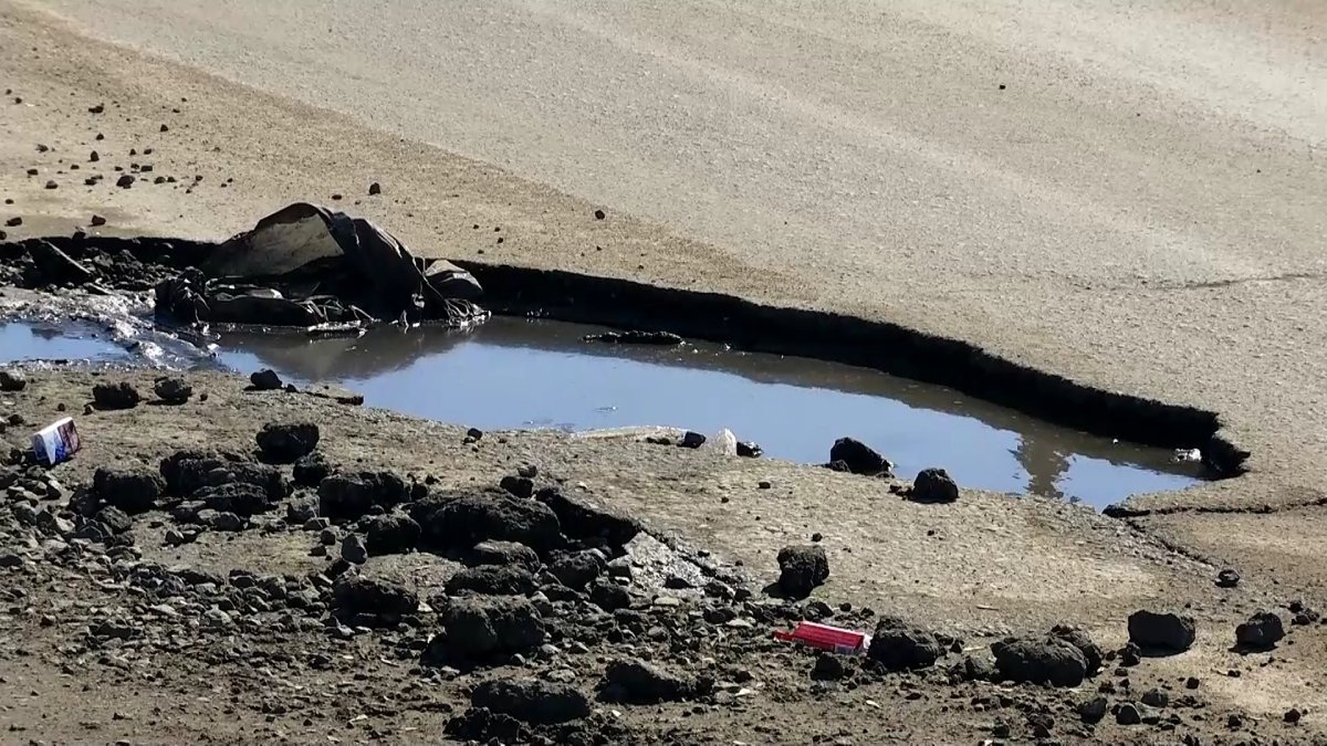 Қызылжарда қармен бірге тақтайдай тегіс асфальт еріп кетті