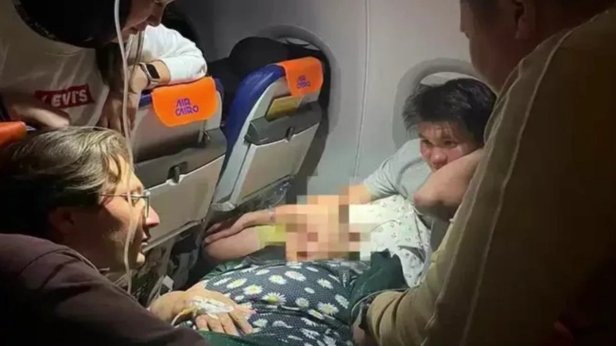 Алматылық дәрігер ұшақта жүрегі қысылып, есінен танған жолаушыны аман алып қалды