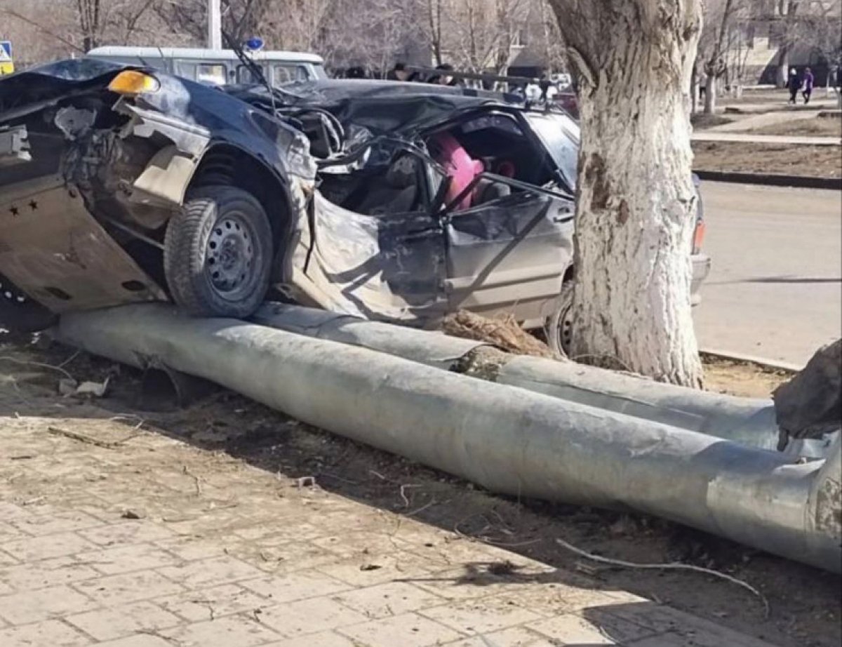 Костанаец врезался в теплотрассу и погиб