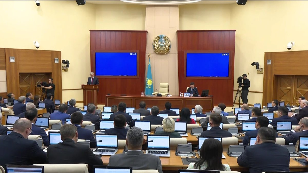 "Еще не время давать оценку его работе": почему Смаилов усидел в кресле премьера?