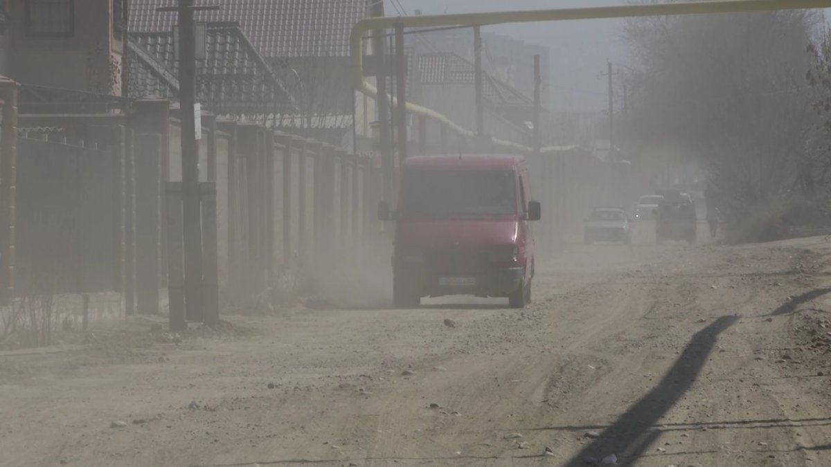 "Даже окна открыть не можем": жители микрорайона в Алматы задыхаются от пыли