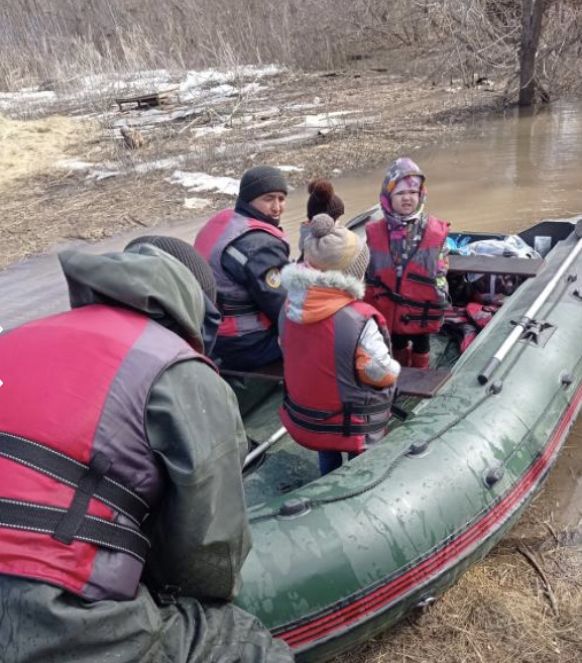 Больше 100 человек эвакуировали в Актобе из-за паводка