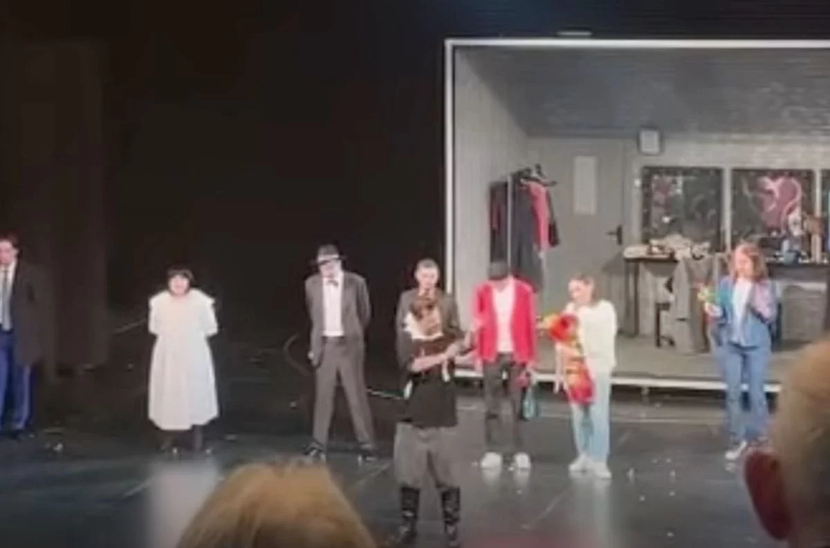 Театр басшысы қысым көрсеткен: Актер сахнада тамырын кесіп тастады