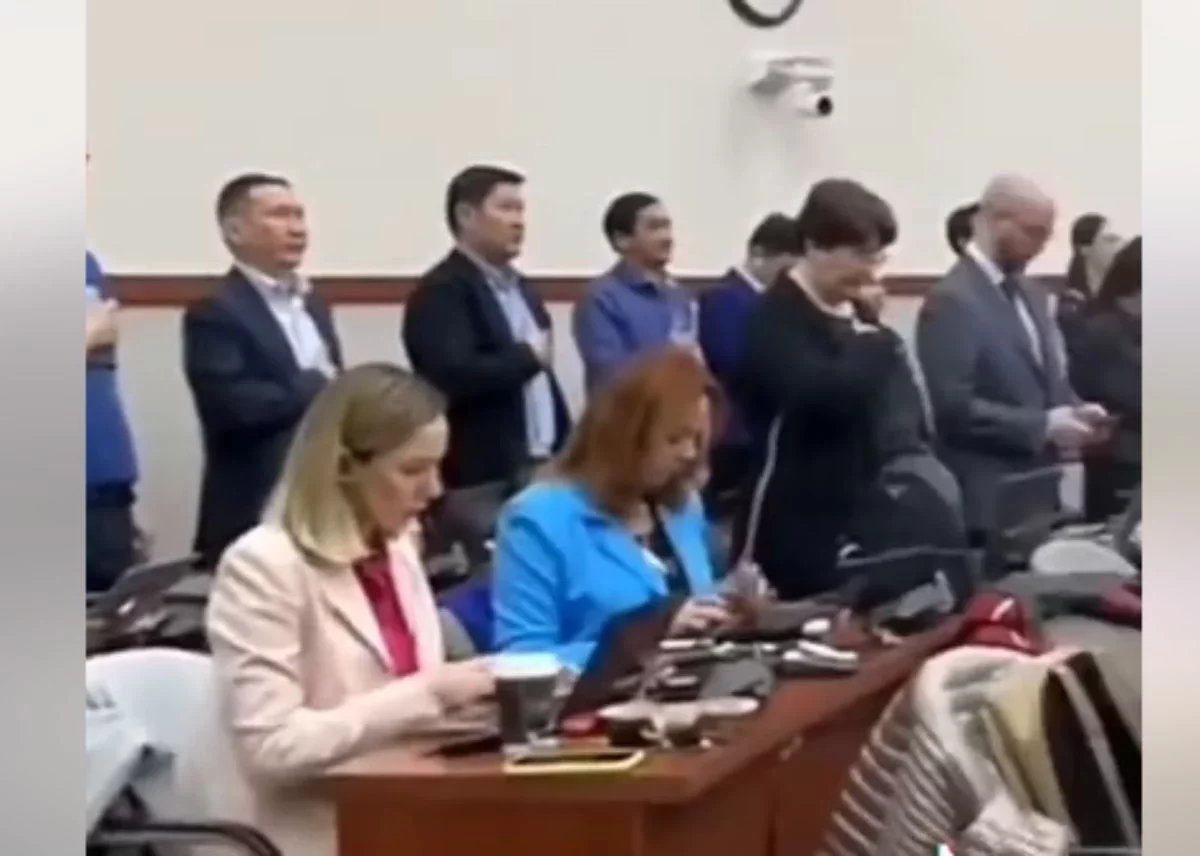 "Қайда тұратынын, кімнің арқасында шалқып жүргенін білмей ме": Әнұран шырқалып жатқан кезде орындарынан тұрмаған журналистер сынның астында қалды