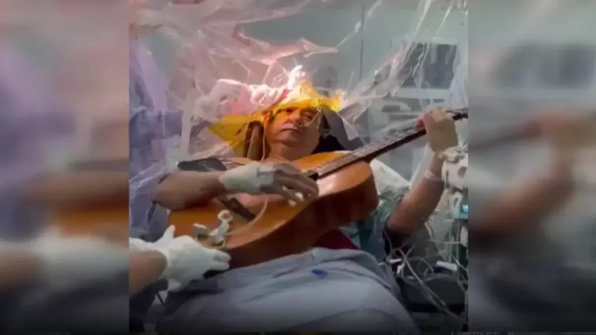 Науқас миына ота жасалып жатқан сәтте 4 сағат бойы гитарада ойнаған