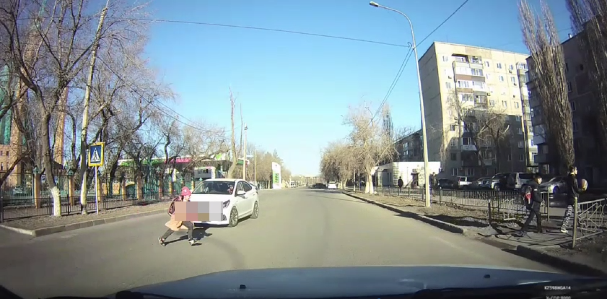 Родилась в рубашке: девочку дважды чуть не сбили на зебре в Павлодаре