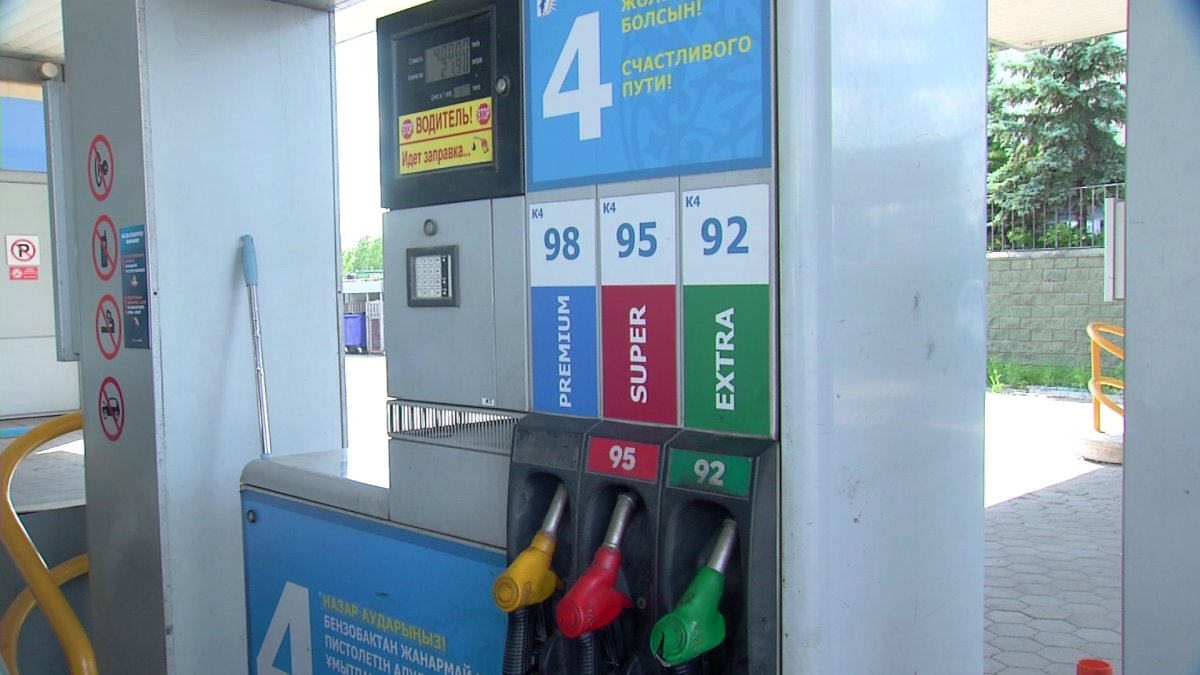 «Без паники: бензин на заправках дорожать не будет», - Минэнерго