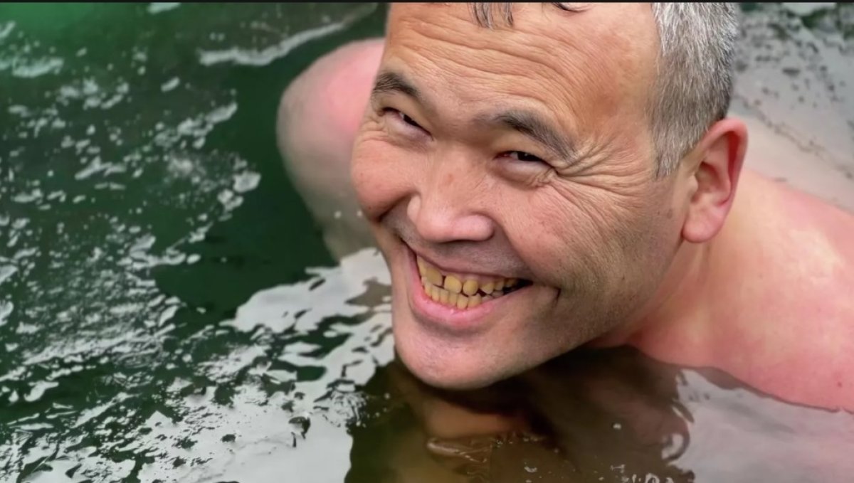 1 час 15 минут в ледяной проруби продержался житель Астаны