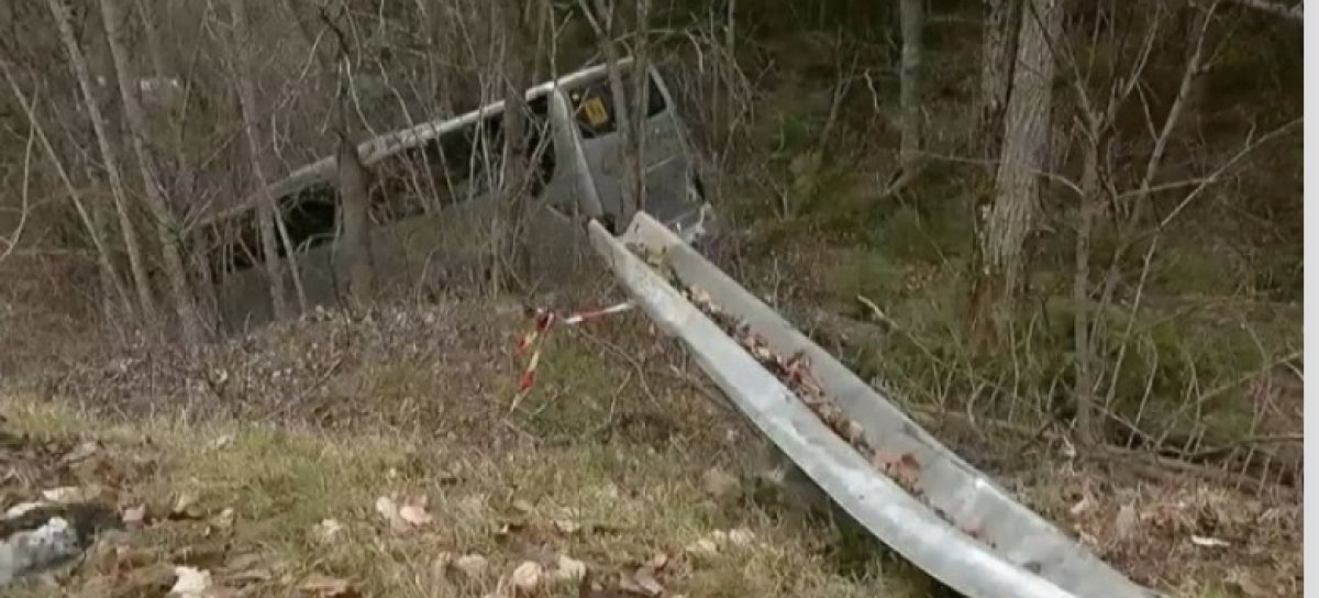 Школьный автобус с 40 детьми упал в реку во французских Альпах